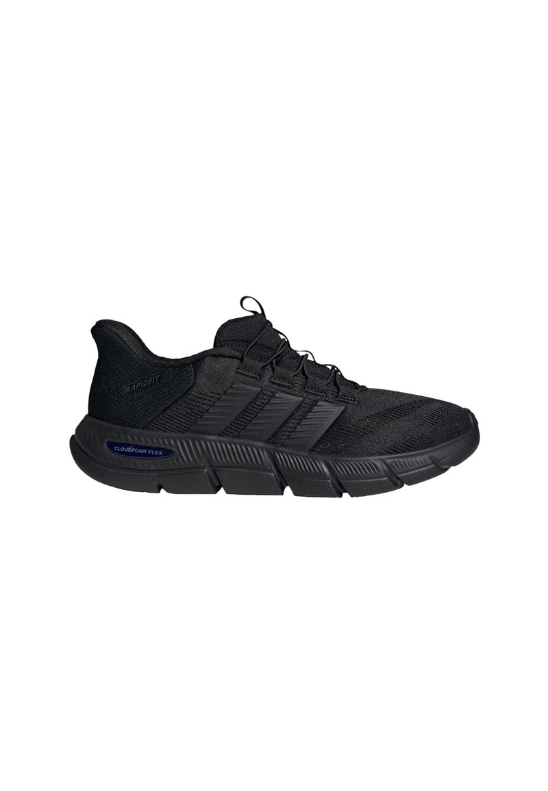 Chaussure de sport noire avec une tige en mesh, un col rembourré et les trois bandes signature. Dispose d'une semelle en caoutchouc texturée avec la technologie Cloudfoam Flex.