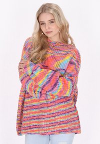 Pulover tricotat supradimensionat, cu un model multicolor în nuanțe de roz, violet și albastru. Textură moale, cu un guler larg și mâneci lungi.