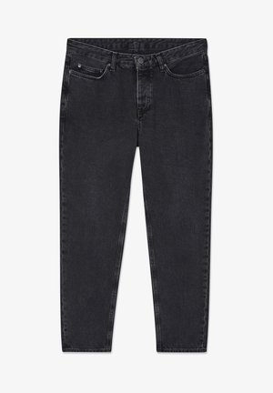 Jeans de mezclilla negros con un diseño de pierna recta, cinco bolsillos y un ligero desvanecimiento. Terminados con un cierre de botón clásico y trabillas para cinturón.