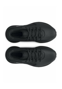 Sorte atletiksko med en tekstureret overdel, tynde snørebånd, ventilationshuller og branding på siden og tungen.