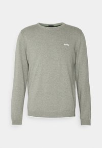 Pull gris clair à manches longues et col rond, fabriqué en tissu tricoté doux. Comprend un petit logo blanc "BOSS" sur la poitrine.