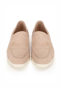Instap schoenen in lichtbeige suede met een gladde textuur, ronde neus en witte rubberen zool. Minimalistisch ontwerp met topstiksels.