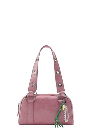 Kleine rechthoekige mauve handtas met brede band voorzien van metalen ringen en decoratieve groene en transparante kralenkwastjes.