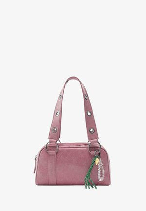 Piccola borsa rettangolare color malva con tracolla larga caratterizzata da occhielli in metallo e nappine decorative con perline verdi e trasparenti.