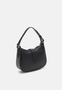 Mustasta nahasta valmistettu käsilaukku, jossa on kaareva muoto, lyhyt kahva ja vetoketjusuljin. Varustettu kullanvärisillä metalliosilla ja tyylikkäällä, sileällä pinnalla.