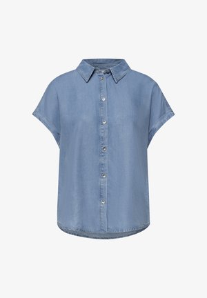 Jasnoniebieska dżinsowa koszula z krótkim rękawem, zaostrzonym kołnierzem, zapięciem na guziki z przodu, lekko zaokrąglonym dołem i luźnym krojem.