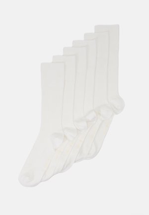 Vita bomullssockor, paket om sex, ribbad textur, crew-längd, förstärkt tå och häl, minimal märkning på sulan.