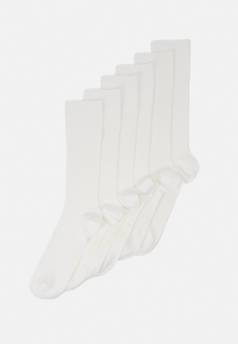 Chaussettes en coton blanches, pack de six, texture côtelée, longueur à mi-mollet, orteil et talon renforcés, branding minimal sur la semelle.