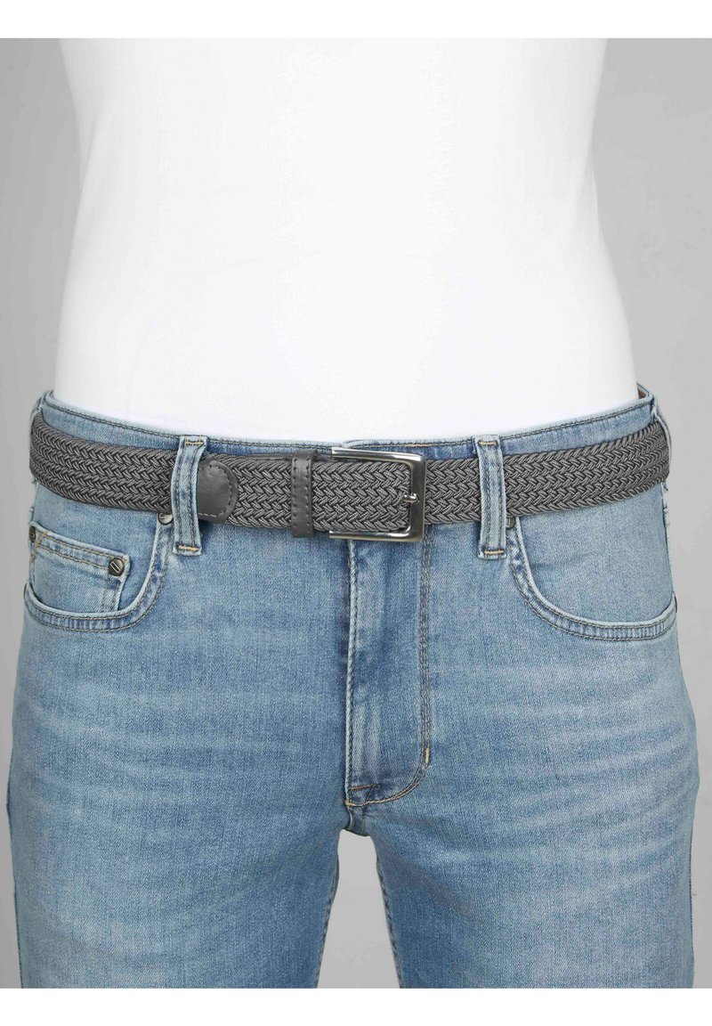 Grau gewebter Gürtel mit einer Metallschnalle, kombiniert mit hellblauen Jeans. Der Gürtel verfügt über ein strukturiertes Muster und einen glatten Lederakzent.