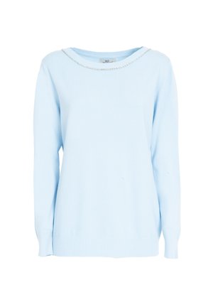 Lyseblå strikket sweater med lange ærmer, ribbet kant og en dekorativ kædeaccent omkring halsudskæringen. Blød tekstur og afslappet pasform.