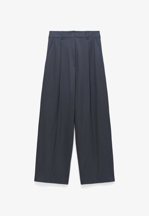Pantaloni a gamba larga in tessuto blu navy scuro, con pieghe strutturate, tasche laterali e una texture liscia. Design classico della cintura in vita.