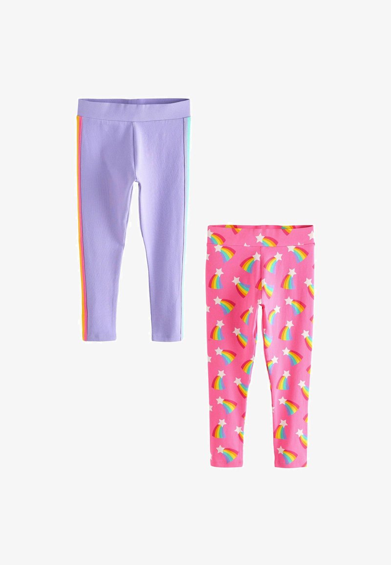 Dos pares de leggings: uno en lavanda con rayas laterales multicolores y el otro rosa con un patrón de arcoíris y estrellas. Textura de tela suave.