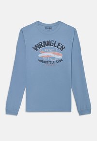 Langermet blå t-skjorte laget av bomull. Har et motiv av "Wrangler Motorcycle Club" med røde og svarte detaljer. Rund hals.