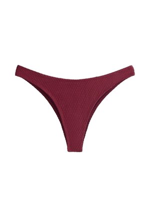 Slip de bikini din material texturat burgund, cu talie joasă și deschideri mari pentru picioare, prezentat pe un fundal alb.