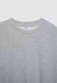 Felpa grigia con scollo a girocollo realizzata in tessuto morbido e strutturato. Presenta un'etichetta con la scritta "CALLIOPE" e la taglia "S" all'interno del collo.