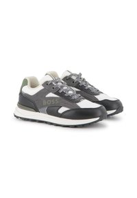 Baskets de sport en noir, gris et blanc. Comprend des matériaux en cuir et en maille, un design à lacets, un détail de logo et des semelles texturées.