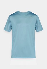 Helles blaues, kurzärmliges Sportshirt aus glattem Stoff, mit rundem Ausschnitt und kleinem weißen Nike-Logo oben links.