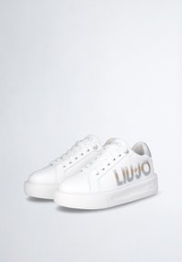 Sneaker bianchi in pelle con punte tonde, lacci piatti, suola in gomma testurizzata e logo "LIU JO" in grigio metallico sui lati.