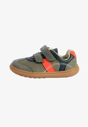 Zapatilla gris de ante y cuero azul marino con franja naranja, dos correas de Velcro, diseño perforado y suela de goma.