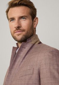 Veste à carreaux pour hommes en tissu bourgogne et beige, avec un col haut et un tissage texturé avec un motif subtil et une coupe ajustée.