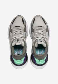 Scarpe sportive con tomaia in mesh grigio, accenti bianchi e un tallone testurizzato verde menta e viola. Presentano lacci e colletto imbottito.