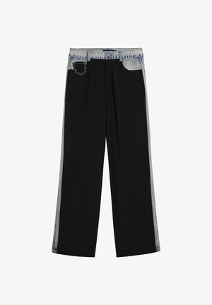 Crne široke hlače s traper naglascima na struku i bočnim stranama. Ima klasične džepove s laganim izblijedjenjem trapera. Mekana tekstura tkanine.