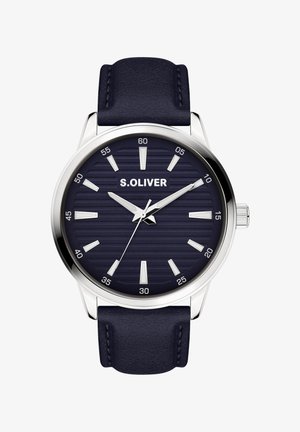 Montre pour homme avec un boîtier en acier inoxydable argenté, un cadran texturé bleu marine, des index des heures argentés et un bracelet en cuir bleu marine. Marque S.Oliver visible.