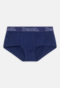 Marineblaue Baumwoll-Shorts für Jungen mit einem kontrastierenden elastischen Bund, der den Text "Bench." in Weiß zeigt. Glatte Textur und figurbetontes Design.