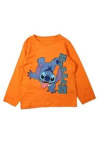 T-shirt à manches longues orange présentant un personnage de dessin animé bleu aux grands yeux et à l'expression malicieuse, accompagné du texte "STITCH" en motif damier.