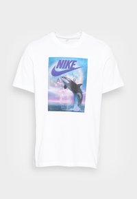 Vit bomull T-shirt med tryck som visar Nike-logotypen, en späckhuggare och en bakgrund med blå havstema.