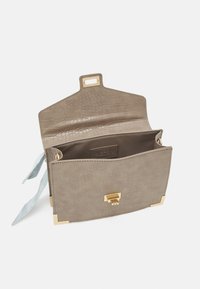 Sac à main en cuir taupe embossé effet croco avec coins dorés, fermoir doré et rabat ouvert révélant l'intérieur doublé en tissu.