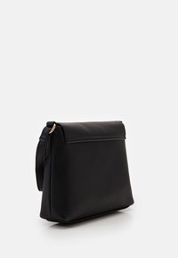 Czarna skórzana torebka na ramię o gładkiej fakturze, prostokątnym kształcie, z klapą i złotymi akcentami na metalowych elementach.