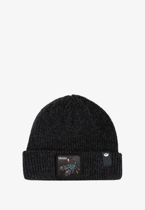 Berretto di lana nera con texture a coste, caratterizzato da un risvolto e una toppa quadrata che raffigura uno scorpione con la parola "DEADLY."