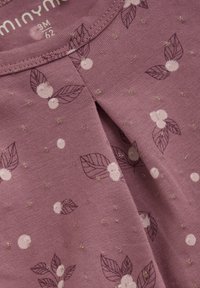 Ljuslila tygblus med blommig och bladvit, med små metalliska prickar och en veckdetalj. Mjuk bomullsmaterial.