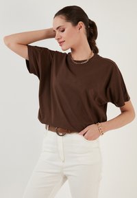 LELA CREW NECK  - Pamata T-krekls - brown
