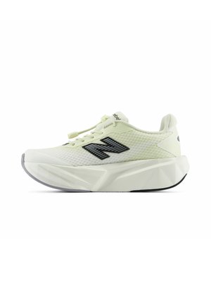 Vaaleanvihreät New Balance -lenkkarit, joissa paksu valkoinen pohja ja musta logo sivulla, nauhakiinnitys ja teksturoitu kangaspäällinen.