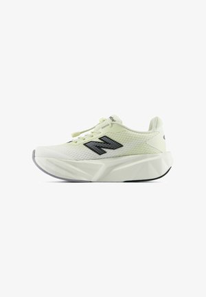 Lichtgroene New Balance sneaker met dikke witte zool en zwart logo aan de zijkant, met vetersluiting en gestructureerd stoffen bovenwerk.
