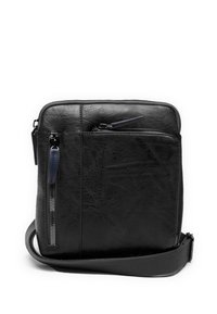 Borsa a tracolla nera in pelle con texture liscia, compartimenti con cerniera e tracolla in tessuto staccabile. Design quadrato compatto, uso versatile.