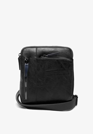 Mustmust kangast kott siledast nahast, lukustatavad lahtrid ja eemaldatav kangas rihm. Kompaktne ruudukujuline disain, mitmekülgne kasutamine.