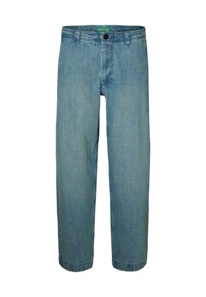 Šviesiai mėlynos spalvos džinsai iš džiuto audinio su tiesiomis kojų linijomis, užsegami priekyje su sagomis ir turi penkių kišenių stilių. Audinys yra lygios tekstūros su subtiliu išblukimu.
