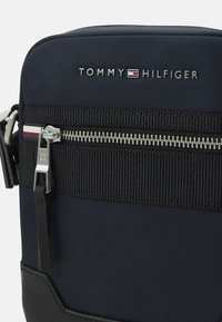Tommy Hilfiger ELEVATED MINI REPORTER UNISEX - Umhängetasche - space blue