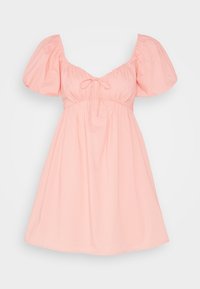 Vestido de algodón rosa con mangas abullonadas, cintura ceñida y un detalle de lazo en el escote; se ensancha en una falda suelta.