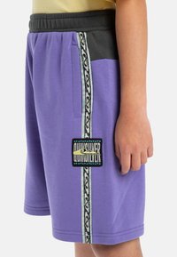 Paarse katoenen shorts met een grijze tailleband, zijzakken en een decoratieve streep met een logo-opdruk aan de voorkant.