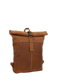 Sac à dos en cuir marron avec fermeture à enroulement, poche zippée à l'avant et bretelles réglables. Il présente des accents de couture et une petite poche latérale.