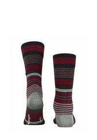 Calzini a righe caratterizzati da una combinazione di colori rosso, nero e grigio, con un bordo ribbed e sezioni della punta e del tallone in grigio uniforme. Tessuto in maglia resistente.