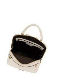 Sac à main en cuir blanc avec une finition texturée, quincaillerie dorée, fermeture éclair et intérieur en tissu noir, comprenant une poche intérieure.