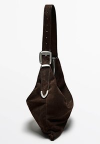 Brun mockaskinnsaxelväska med ett brett justerbart band, silverfärgade detaljer, böjd form och strukturerad yta. Dragkedjedetalj på sidan.
