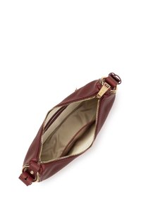 Borsa in pelle borgogna con chiusura a zip, hardware in tonalità oro e superficie liscia. Interno in tessuto beige senza ulteriori scomparti.