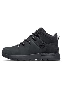 Chaussures montantes noires en suede, avec une semelle en caoutchouc texturée, un design à lacets et un petit logo sur le côté.