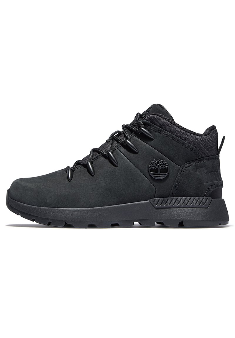 Chaussures montantes noires en suede, avec une semelle en caoutchouc texturée, un design à lacets et un petit logo sur le côté.